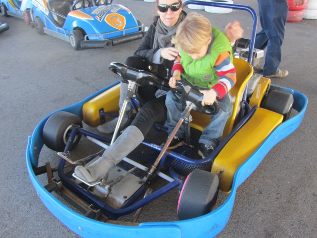  Menino com kart 